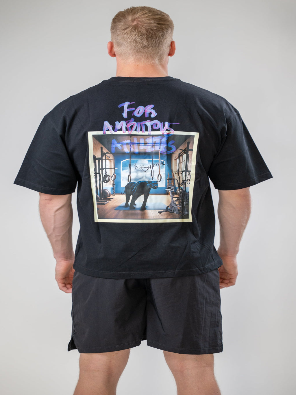 Man i Ambitious Panther Oversized T-shirt från Humble Athletics