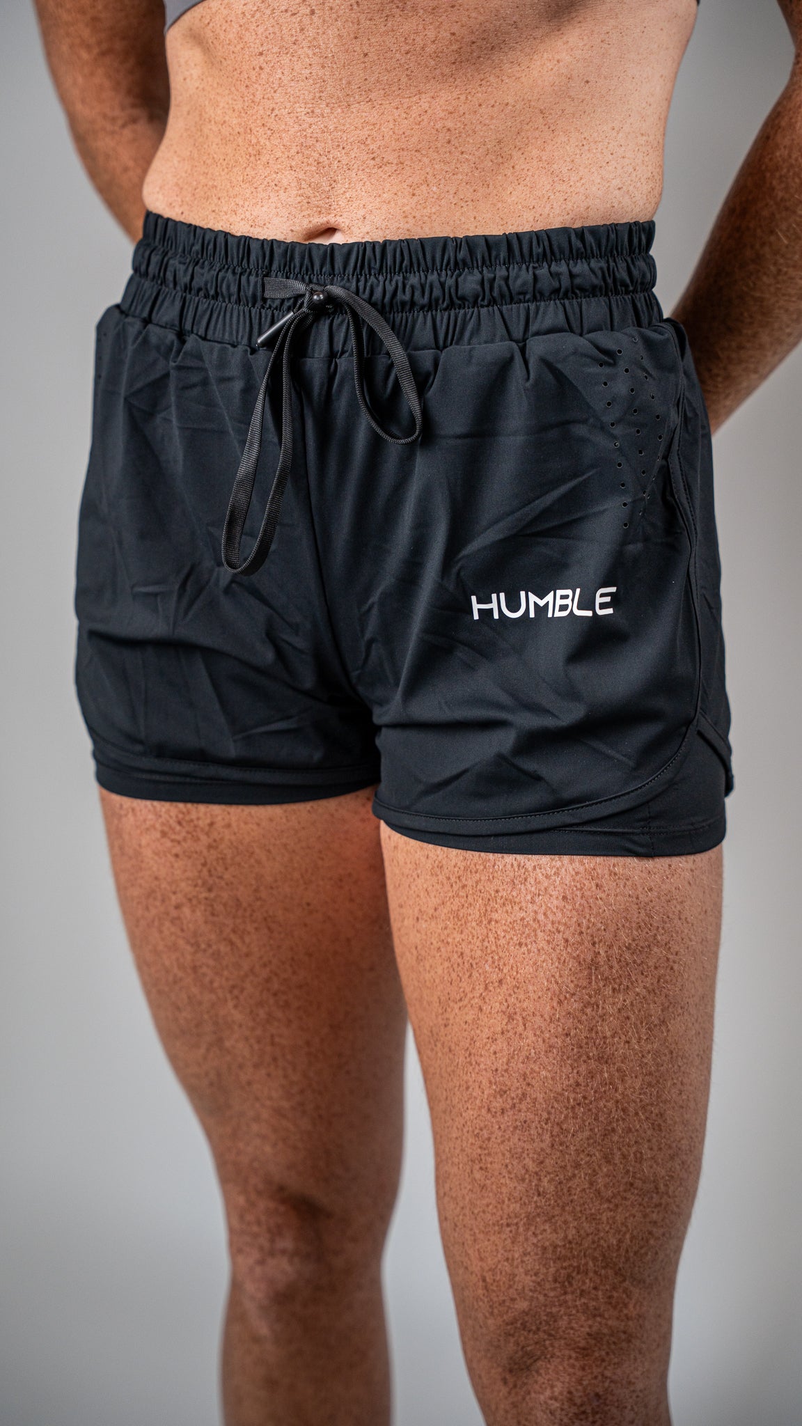 Kvinna tränar i svarta Performance Running Shorts från Humble Athletics – squat proof träningstights för gym och löpning.