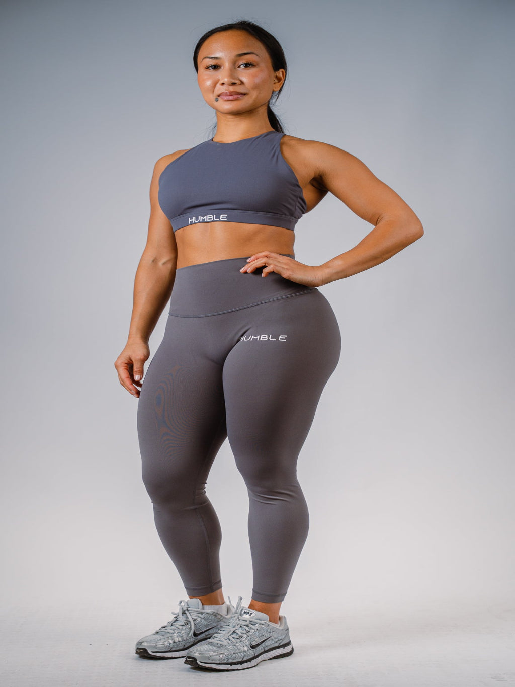 Kvinna i grå Ambitious Tights från Humble Athletics, squat-proof träningstights