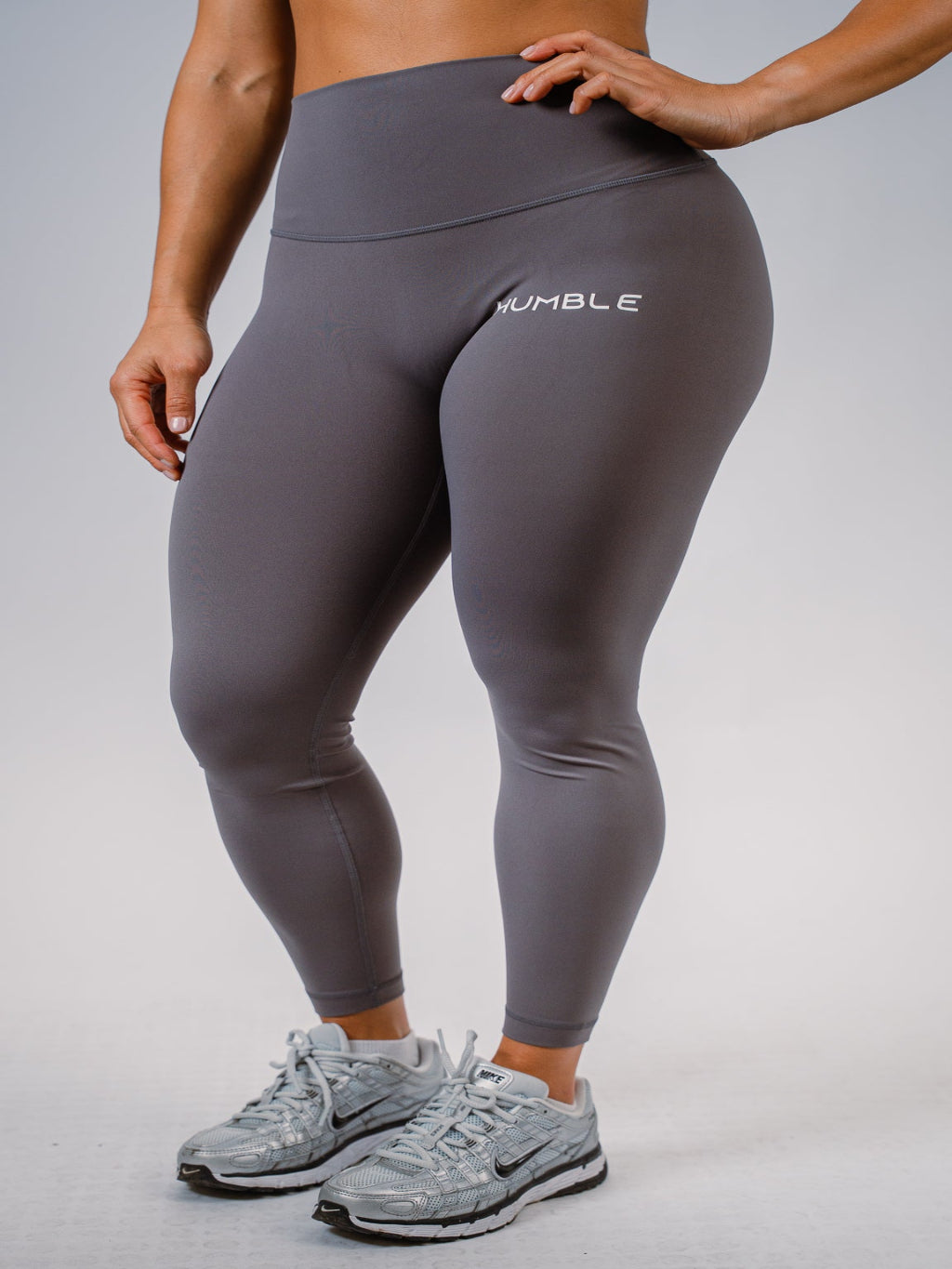 Kvinna i grå Ambitious Tights från Humble Athletics, squat-proof träningstights