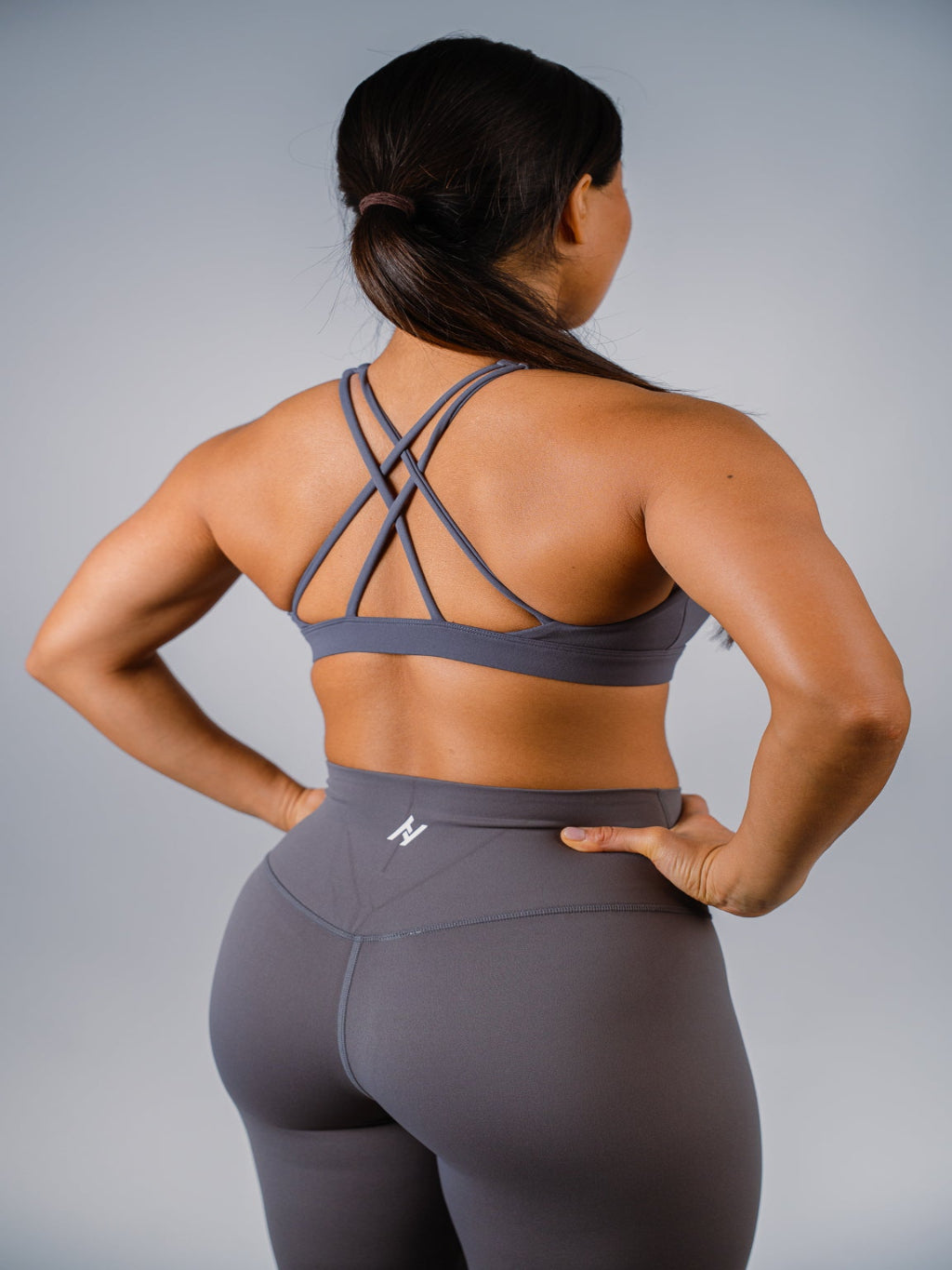 Kvinna i grå Ambitious Tights från Humble Athletics, squat-proof träningstights