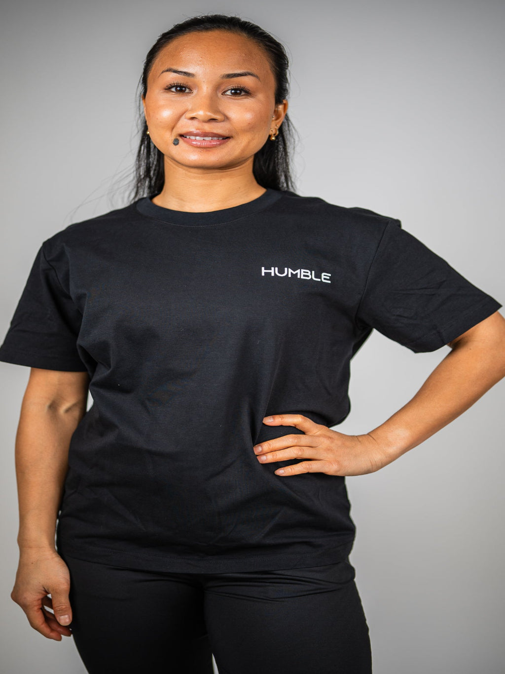 Kvinna i The Ambitious Athlete T-shirt från Humble Athletics