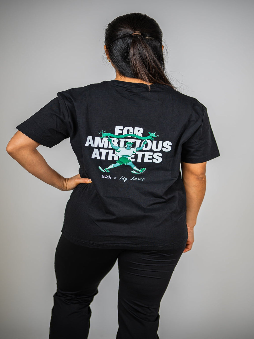 Kvinna i The Ambitious Athlete T-shirt från Humble Athletics