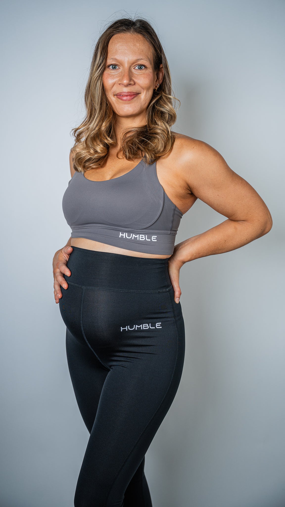 Gravid kvinna i Ambitious Mama Tights från Humble Athletics