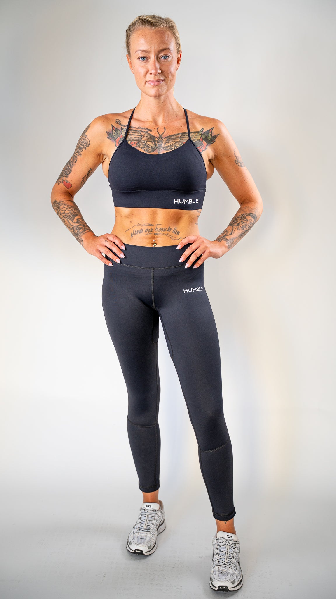 Kvinna i svarta Solid Intense Tights från Humble Athletics under löpning