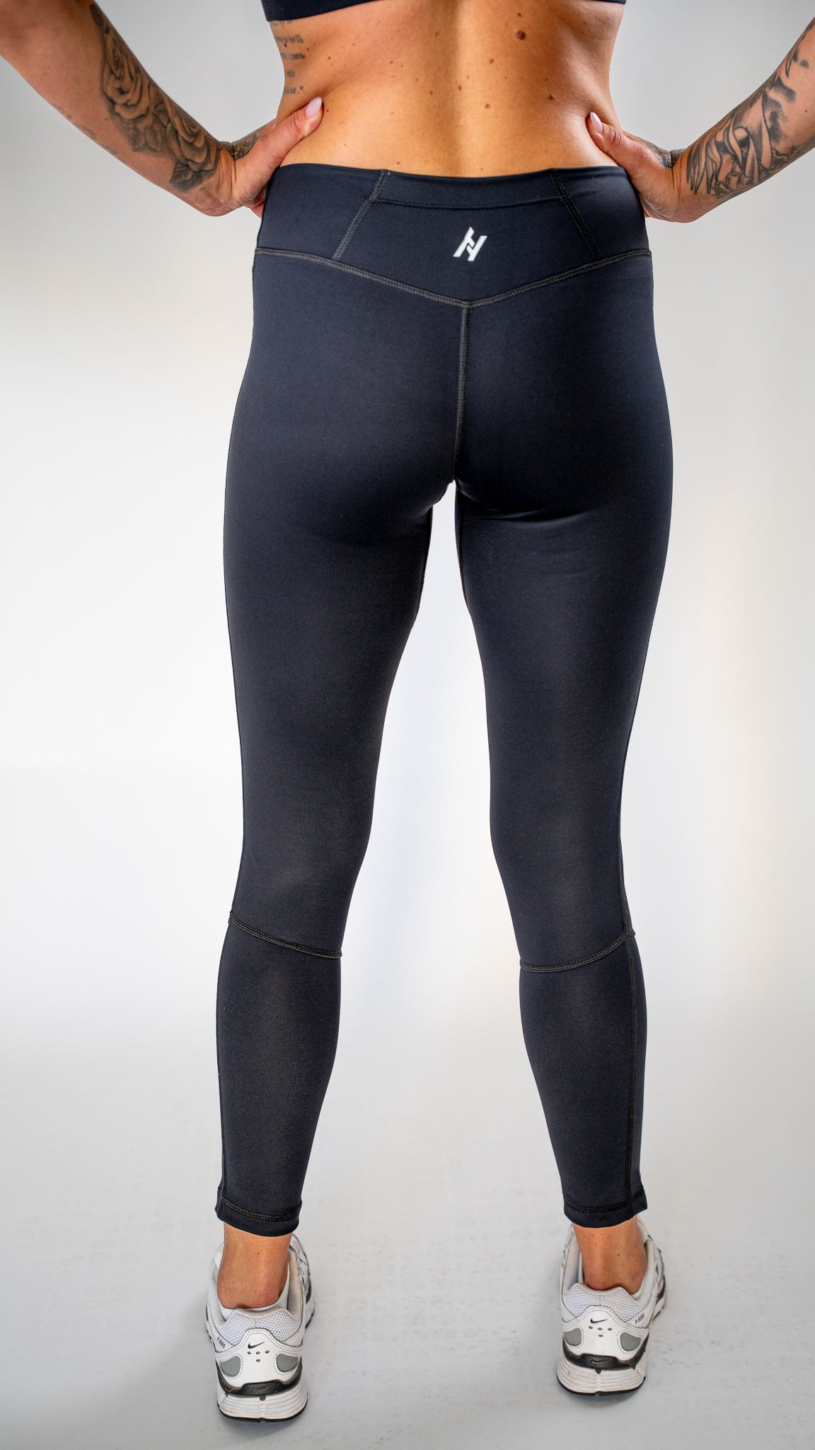 Kvinna i svarta Solid Intense Tights från Humble Athletics